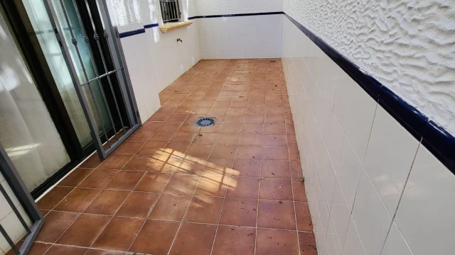 Строение с 3 спальнями, садом и бассейном в продаже