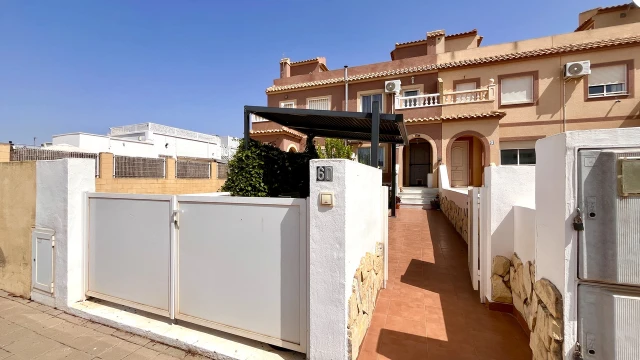 Просторный таунхаус с видом на юг в курортном поселке Sierra Golf. Готов к заселению.