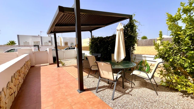 Просторный таунхаус с видом на юг в курортном поселке Sierra Golf. Готов к заселению.