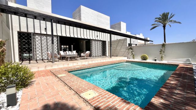 Элегантный таунхаус с 2 спальнями и 2 ванными комнатами на первой линии гольф-поля в Ла-Пералеха Гольф-Резорт.

"Элегантный таунхаус с видом на гольф-поле…