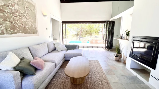 Элегантный таунхаус с 2 спальнями и 2 ванными комнатами на первой линии гольф-поля в Ла-Пералеха Гольф-Резорт.

"Элегантный таунхаус с видом на гольф-поле…