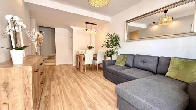 Прекрасный таунхаус 3 спальни, 2 ванны в Playa Flamenca. Уютный жилой район, обновленный современным стилем.