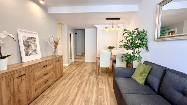 Прекрасный таунхаус 3 спальни, 2 ванны в Playa Flamenca. Уютный жилой район, обновленный современным стилем.