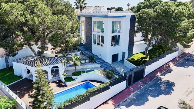 Впечатляющая вилла 6 спален с бассейном и видом на сольные озера