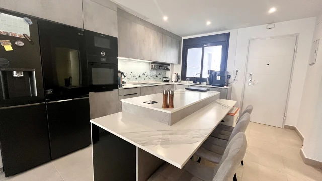 Просторная квартира с двумя спальнями и джакузи рядом с пляжем