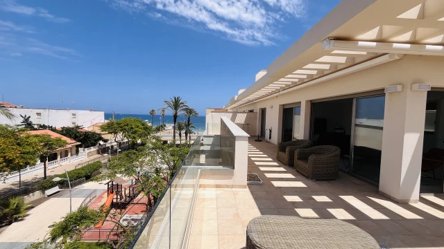 Изумительный пентхаус на первой линии с панорамным видом на море в Торре-де-ла-Орадада!