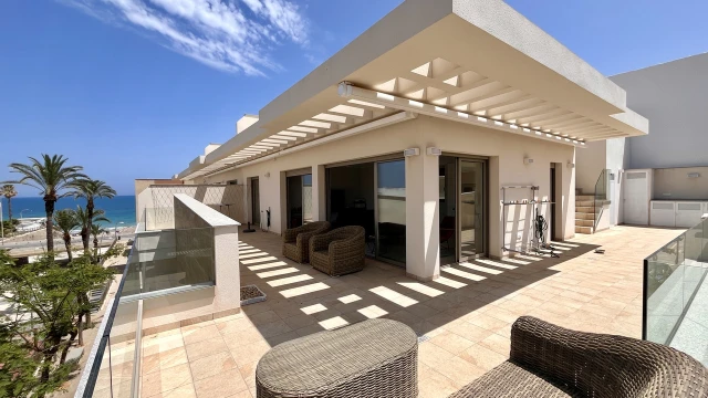 Изумительный пентхаус на первой линии с панорамным видом на море в Торре-де-ла-Орадада!