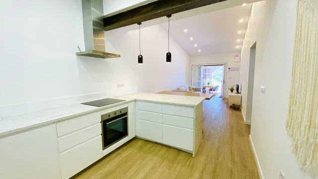 Привлекательный бунгало 2 спальни с ремонтом в приоритетном месте