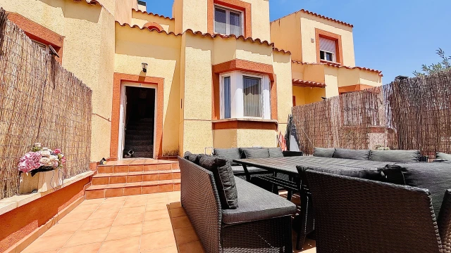 Просторный таунхаус с видом на море в Ломас-де-Кабо-Роиг