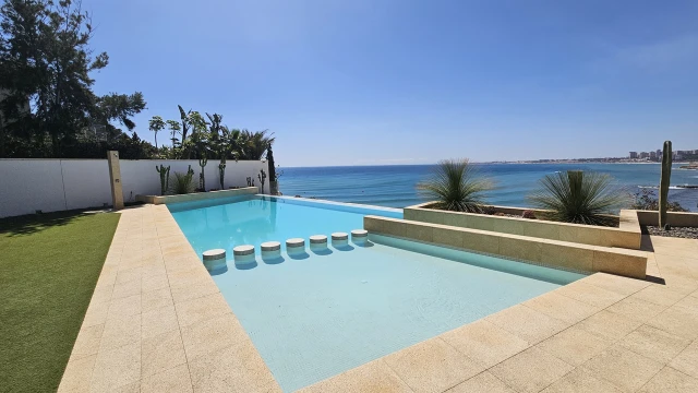 Эксклюзивная вилла на первой линии в Кабо Роиг: роскошь и приватность