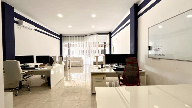 Отличное предложение: офис в центре Playa Flamenca, полностью меблированный и отремонтированный.