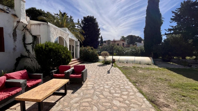 Роскошная вилла на юге Кабо-Роиг всего в 500 м от пляжа, с 6 спальнями и бассейном