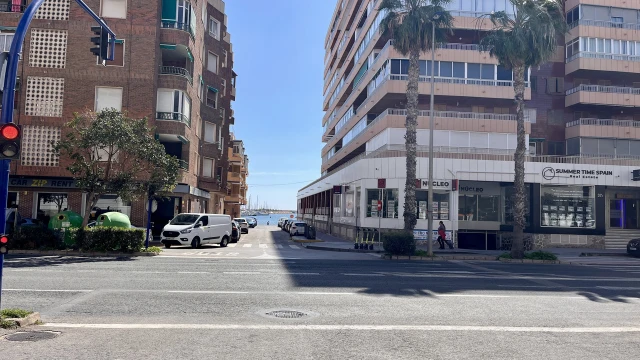 Прекрасная трехкомнатная квартира на второй линии пляжей Торревьехи. Современный дизайн, удобства умного дома, вид на море.