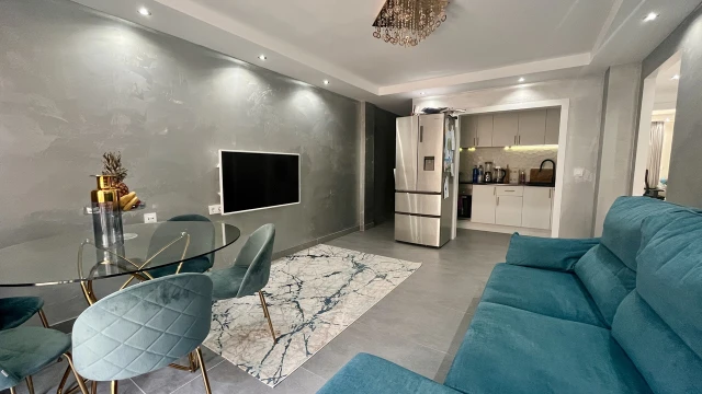 Прекрасная трехкомнатная квартира на второй линии пляжей Торревьехи. Современный дизайн, удобства умного дома, вид на море.