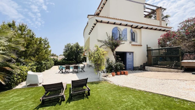 Шикарная вилла у моря с 5 спальнями и бассейном