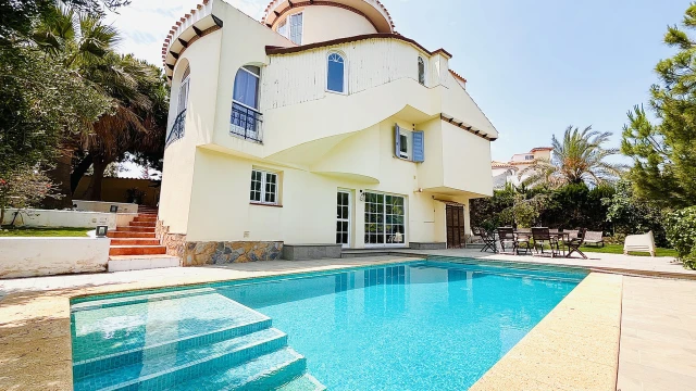 Шикарная вилла у моря с 5 спальнями и бассейном