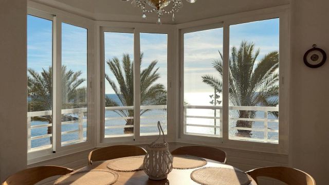 Элегантная квартира на первой линии в Торревьехе: 3 спальни, вид на море, современный дизайн