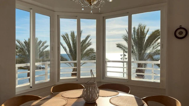 Элегантная квартира на первой линии в Торревьехе: 3 спальни, вид на море, современный дизайн