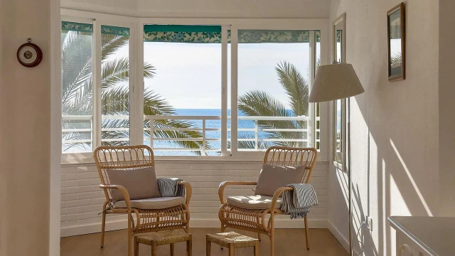 Элегантная квартира на первой линии в Торревьехе: 3 спальни, вид на море, современный дизайн