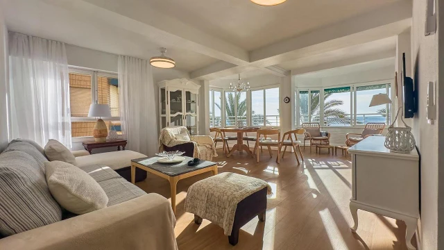 Элегантная квартира на первой линии в Торревьехе: 3 спальни, вид на море, современный дизайн