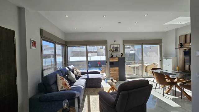 Превосходная вилла с бассейном и видом на озера и лес. 4 спальни, 3 ванные. Высокие потолки, много света. Гостиная с кухней, утилита. Кинозал и…