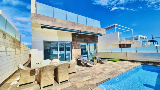 Превосходная вилла с бассейном и видом на озера и лес. 4 спальни, 3 ванные. Высокие потолки, много света. Гостиная с кухней, утилита. Кинозал и…