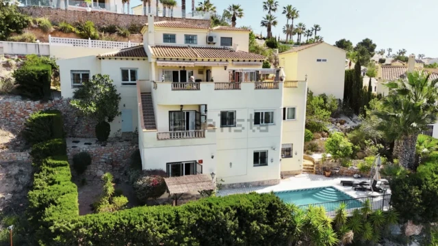 Вилла с потрясающими видами на гольф-поля в Лас-Рамблас. Luxurious property with stunning golf views.