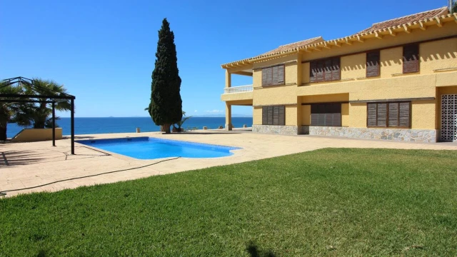Роскошная вилла на первой линии в Кабо Роиг с бассейном и видом на Средиземное море