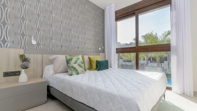 Новые бунгало в Торревьехе с видами на розовую лагуну и бассейнами