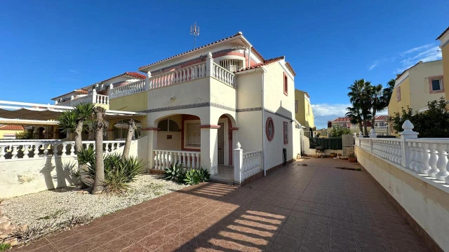 Двухспальный таунхаус рядом с пляжем Кабо Роиг в закрытом комплексе