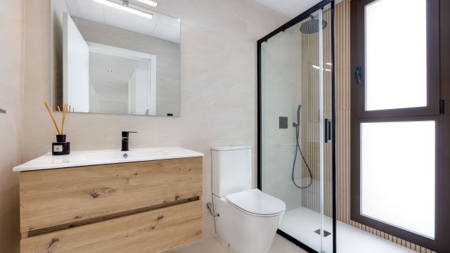 Новая отдельная вилла с бассейном рядом с гольф‑полем в Лос-Алькасарес