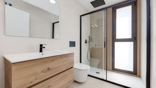 Новая отдельная вилла с бассейном рядом с гольф‑полем в Лос-Алькасарес