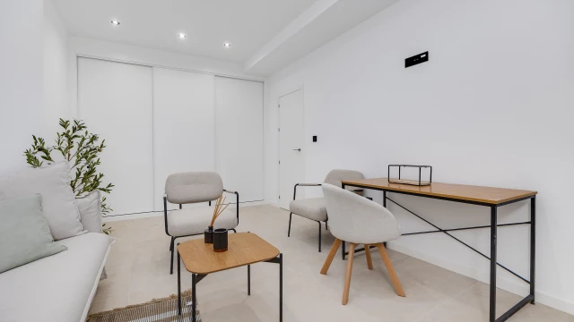 Новая отдельная вилла с бассейном рядом с гольф‑полем в Лос-Алькасарес