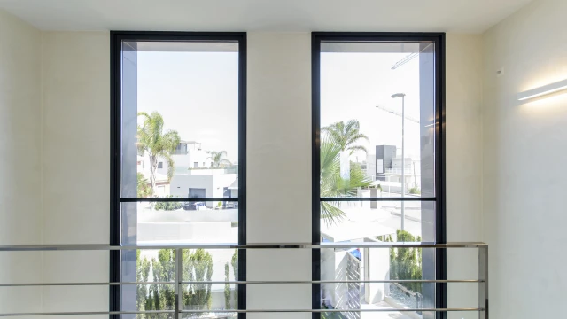 Современная новая вилла с бассейном в престижной Деэса-де-Кампоамор