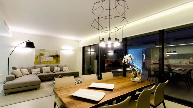 Современная новая вилла с садом и бассейном в Деса-де-Кампоамор