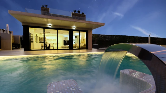 Современная новая вилла с садом и бассейном в Деса-де-Кампоамор