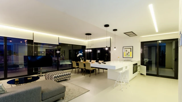 Современная новая вилла с садом и бассейном в Деса-де-Кампоамор