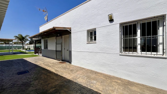 Современный дом в деревне с бассейном и солярием рядом с Алькантарильей