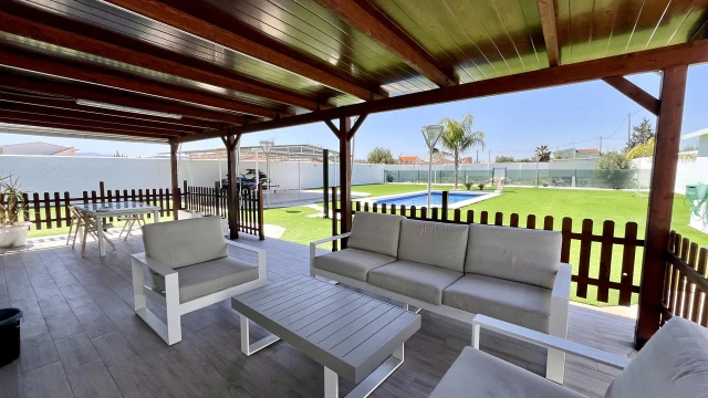 Современный дом в деревне с бассейном и солярием рядом с Алькантарильей