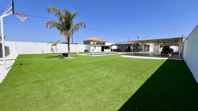 Современный дом в деревне с бассейном и солярием рядом с Алькантарильей