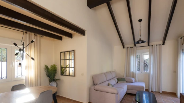 Современные дома в природном окружении с частным садом и общим бассейном