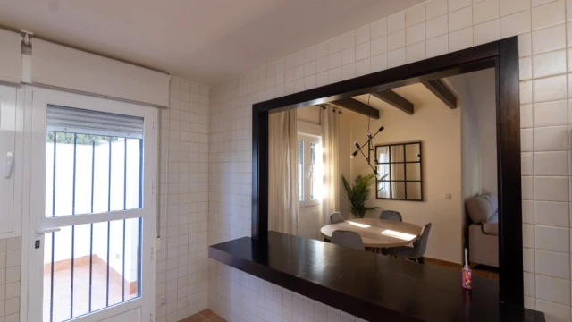 Современные дома в природном окружении с частным садом и общим бассейном