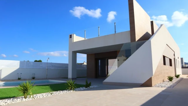 Новые современные виллы с бассейном и садом рядом с Аспе