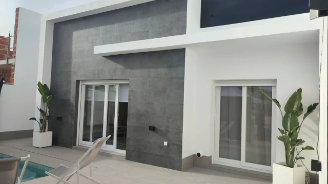 Современные виллы с бассейном, солярием и парковкой рядом с гольф-полями