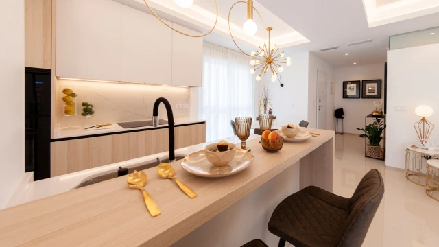 Новые апартаменты с садом и террасами в современном комплексе в Рохалесе