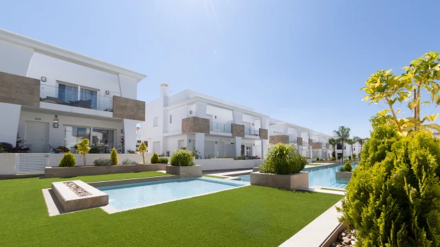 Новые апартаменты с садом и террасами в современном комплексе в Рохалесе