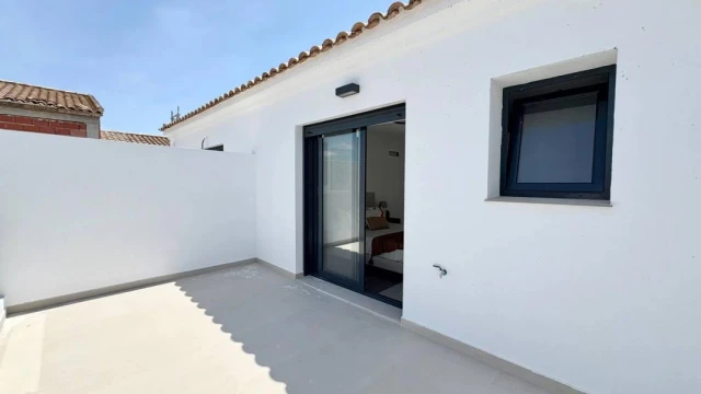 Современные таунхаусы в закрытом комплексе с бассейном и просторным гаражом