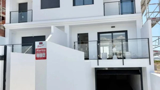 Современные таунхаусы в закрытом комплексе с бассейном и просторным гаражом