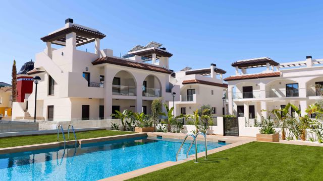 Современные апартаменты в Рохалесе с садом или солярием и бассейном