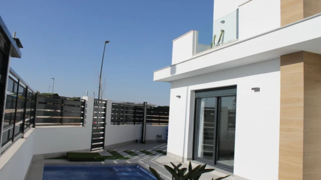 Современные виллы с бассейном в закрытом комплексе в Торре-Пачеко